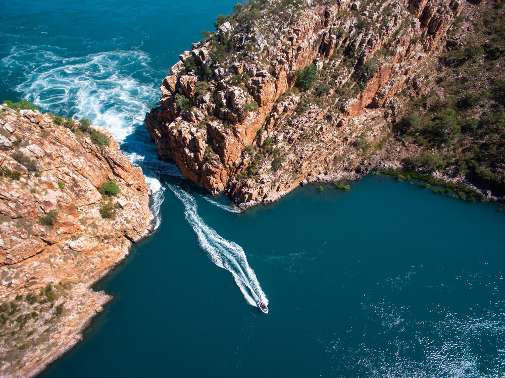 Schnellboot fährt über einen horizontalen Wasserfall