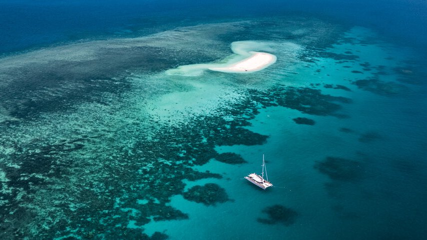 [Translate to Englisch:] Katamaran im Great BArrier Reef