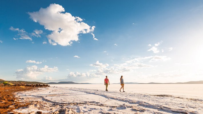 Ehepaar beim Spaziergang über einen Salzsee