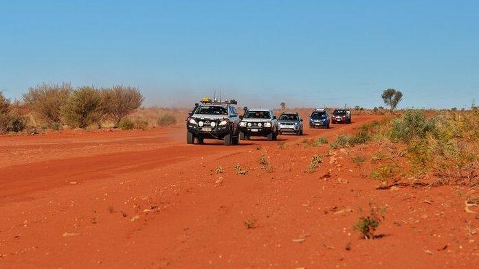 Mehrere Allradfahrzeuge durch das Outback