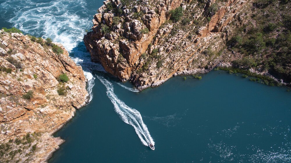 Schnellboot fährt durch eine Mündung der Horizontal Falls