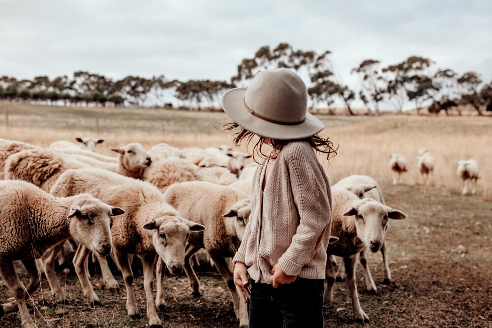 Mädchen auf einer Farm in Südaustralien