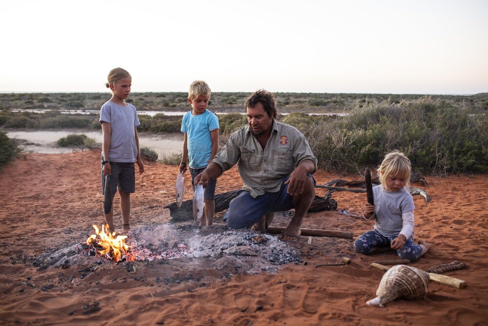 Aboriginal Guide beim grillen mit Kindern