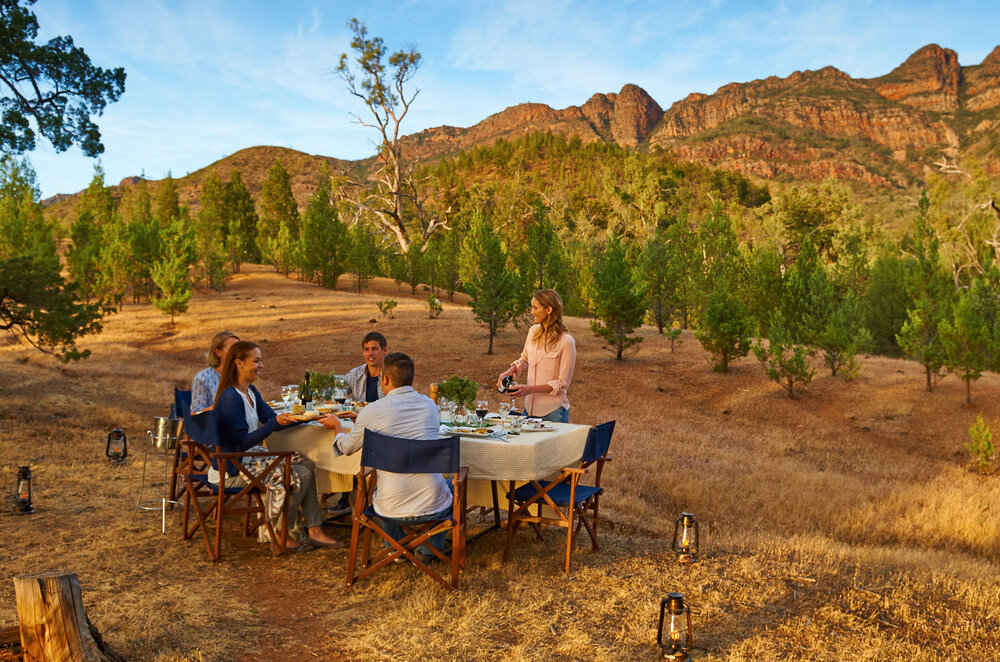 Freunde beim Essen in den Flinders Ranges
