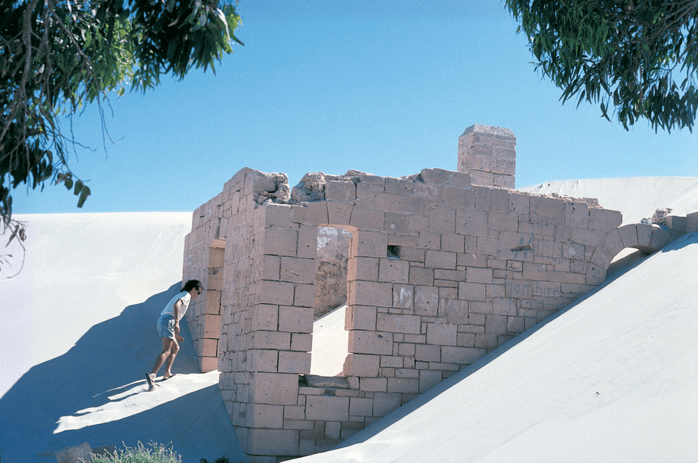 Verschüttete Ruine in einer Sanddüne