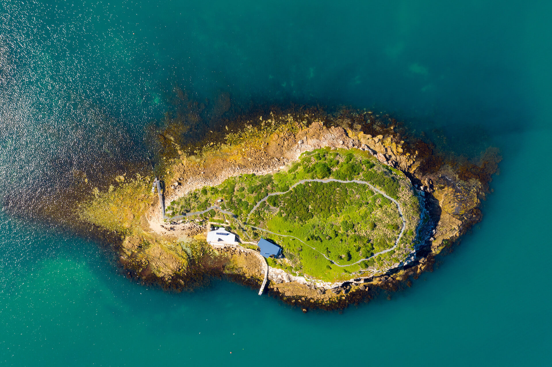 Einsame Insel aus der Vogelperspektive fotografiert