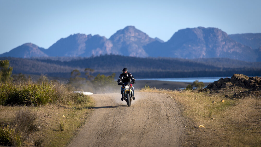 Motorradfahrer im Outback