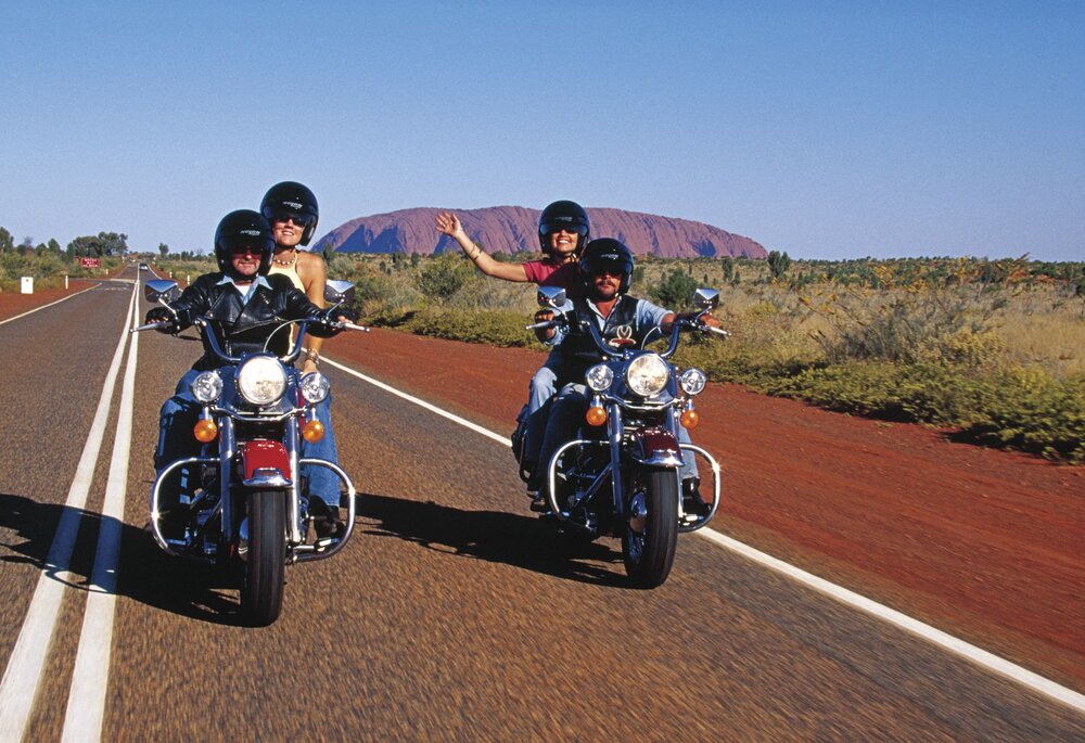 [Translate to Englisch:] Zwei Motorradfahrer fahren durchs Outback