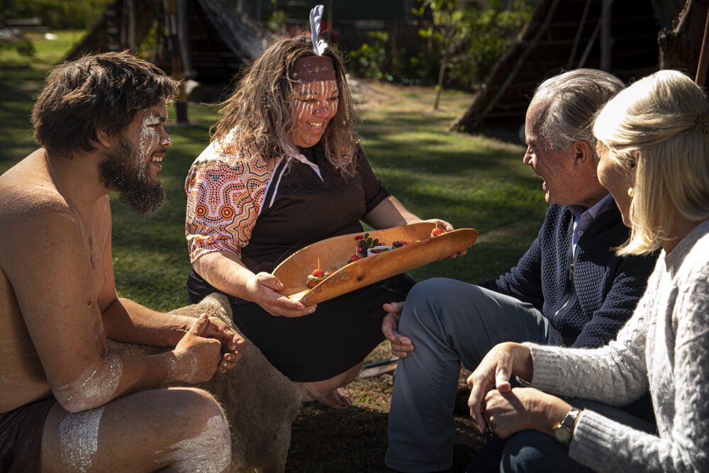 [Translate to Englisch:] Aborigine Frau erklärt Gästen das Bushfood