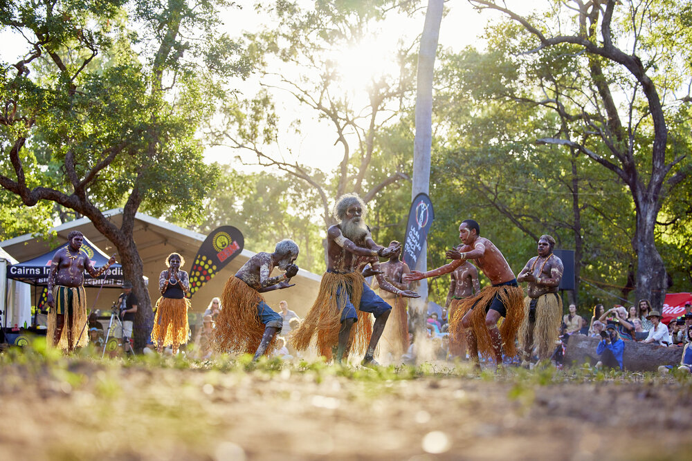 Aboriginal Elders beim Tanzen auf einem Festival