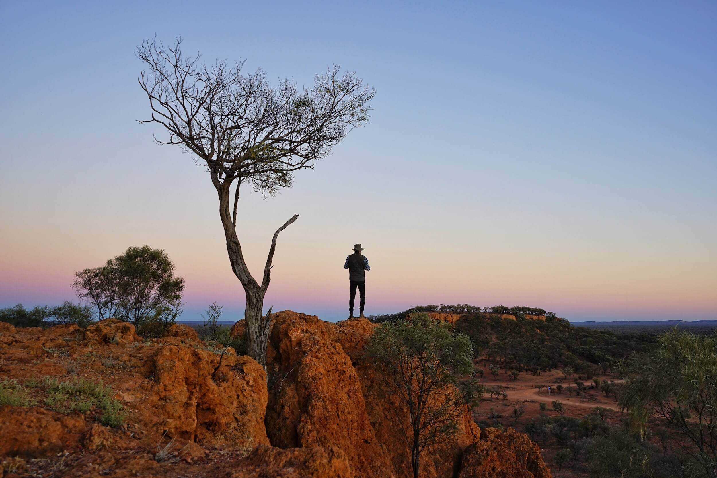 Mann bei Sonnenuntergang im Outback